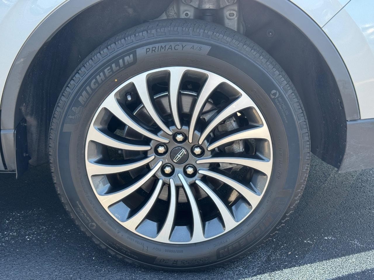 Lincoln Aviator Vehicle Full-screen Gallery Image 05