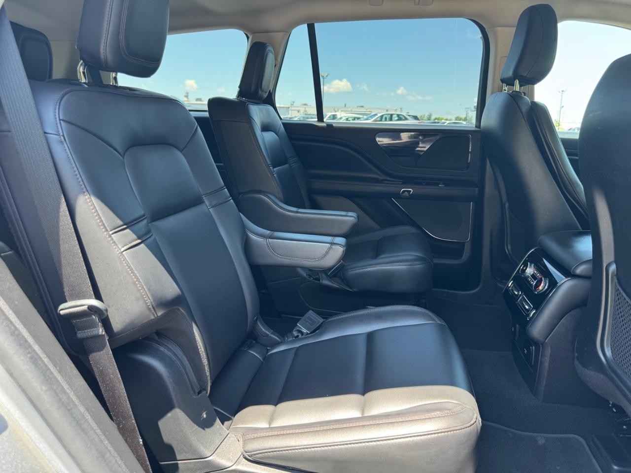 Lincoln Aviator Vehicle Full-screen Gallery Image 08