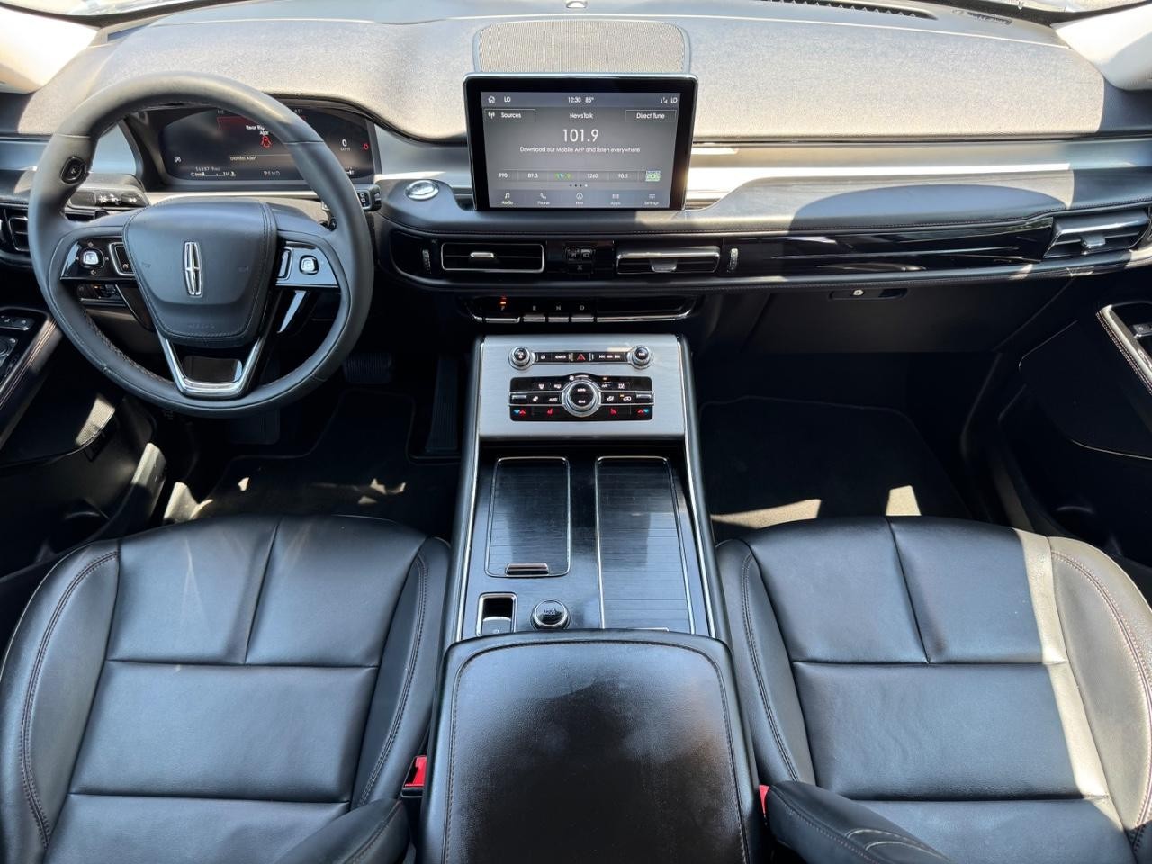 Lincoln Aviator Vehicle Full-screen Gallery Image 12