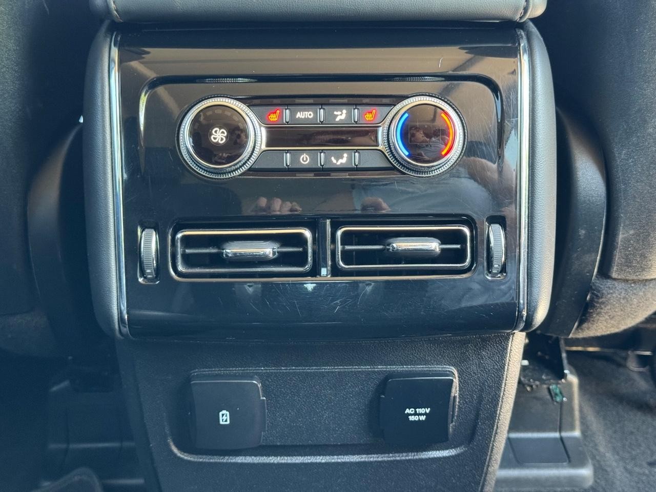 Lincoln Aviator Vehicle Full-screen Gallery Image 18