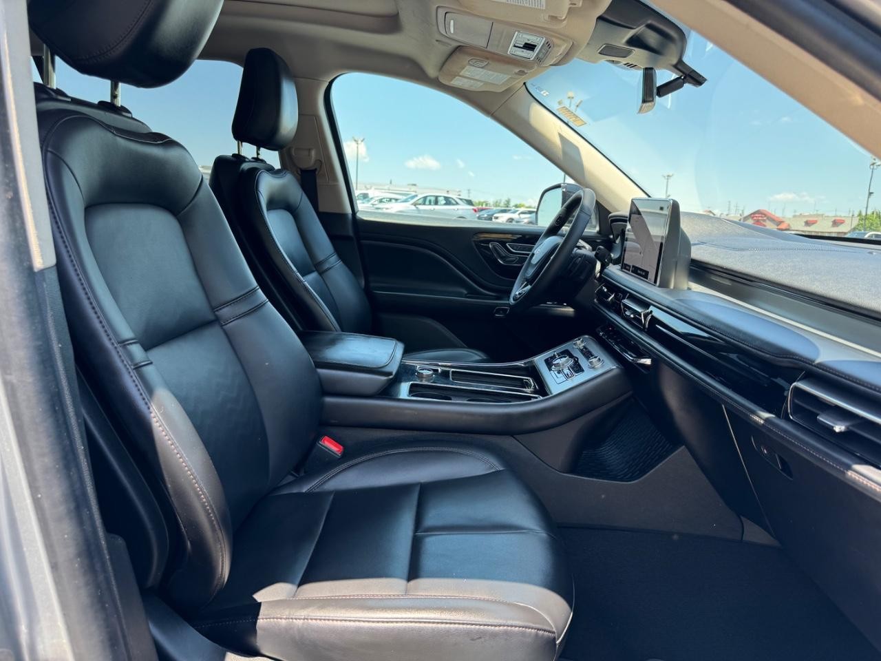 Lincoln Aviator Vehicle Full-screen Gallery Image 19