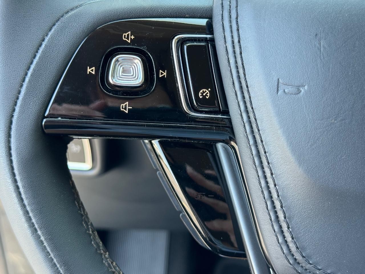 Lincoln Aviator Vehicle Full-screen Gallery Image 23