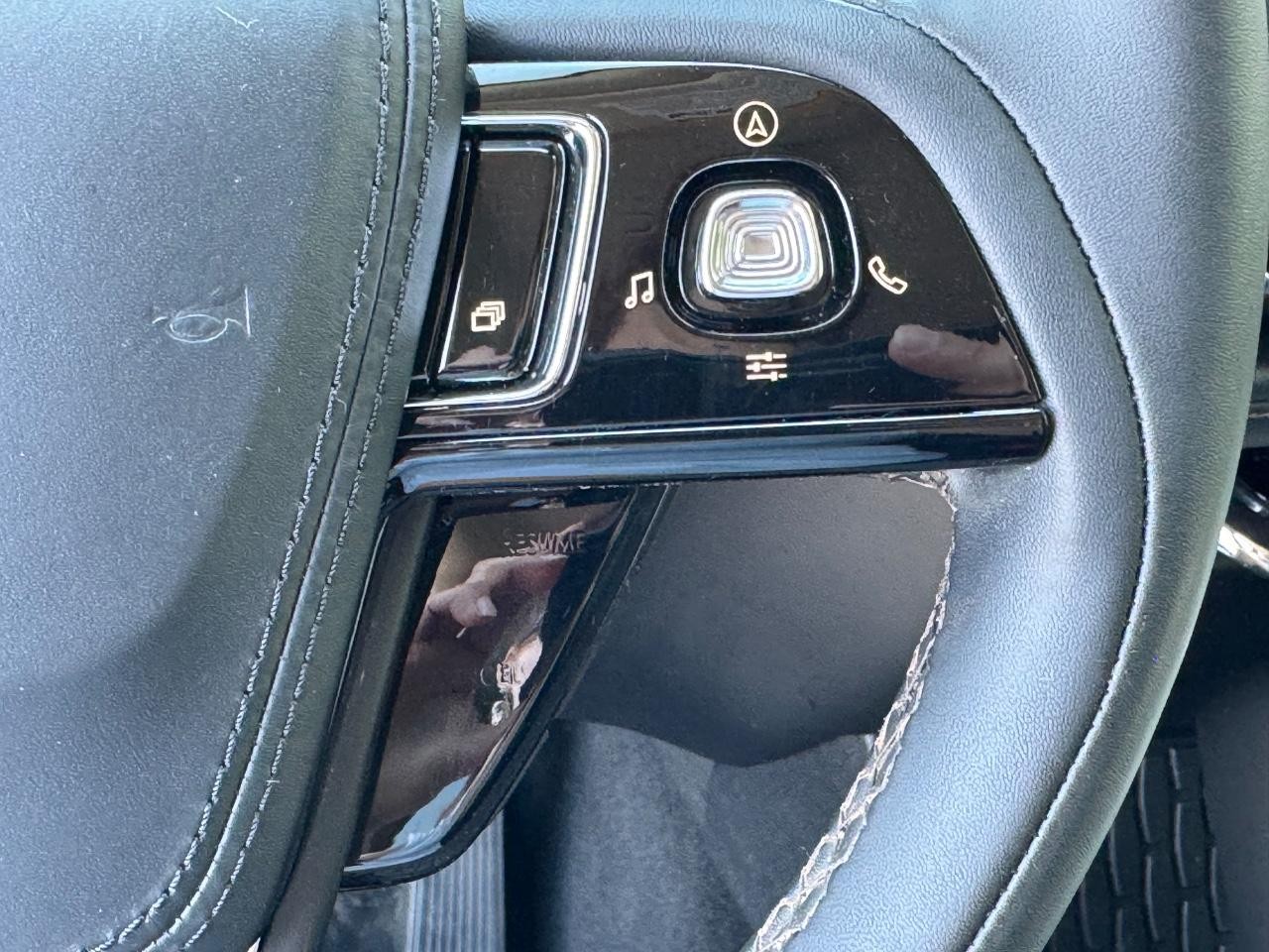 Lincoln Aviator Vehicle Full-screen Gallery Image 24