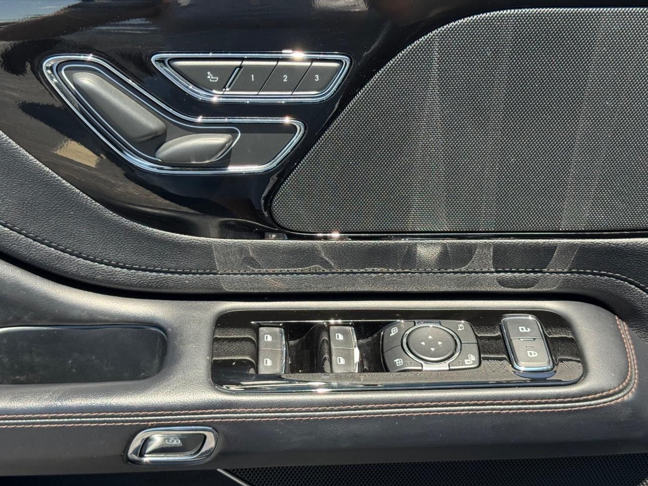 Lincoln Aviator Vehicle Full-screen Gallery Image 27