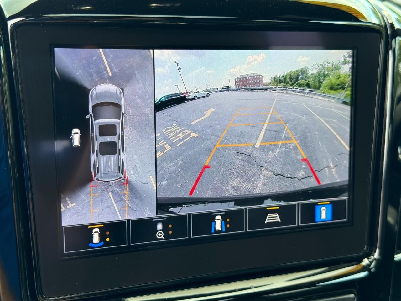 Chevrolet Traverse Vehicle Full-screen Gallery Image 23