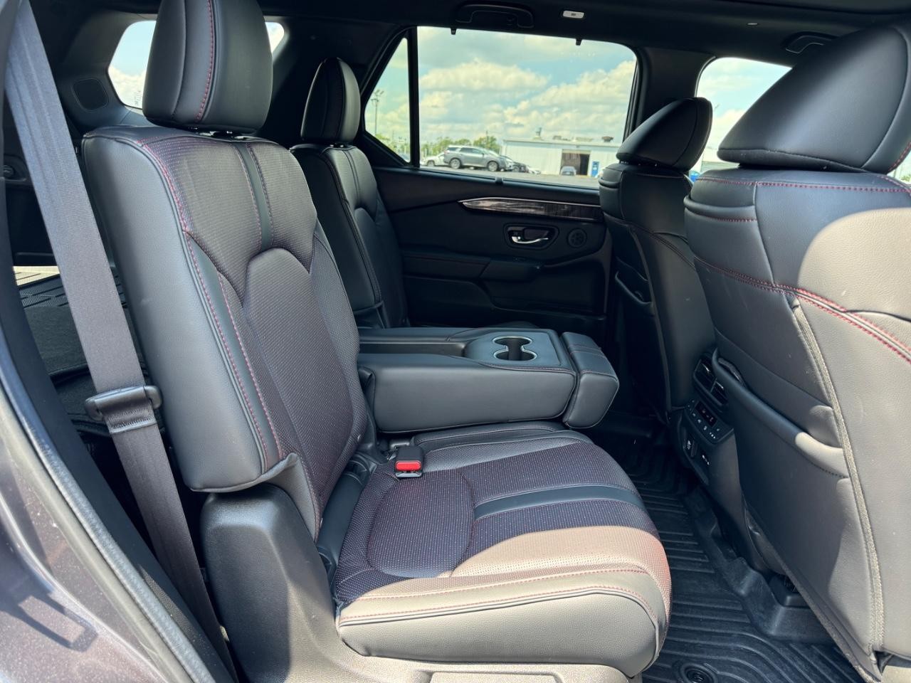 Honda Pilot Vehicle Full-screen Gallery Image 11