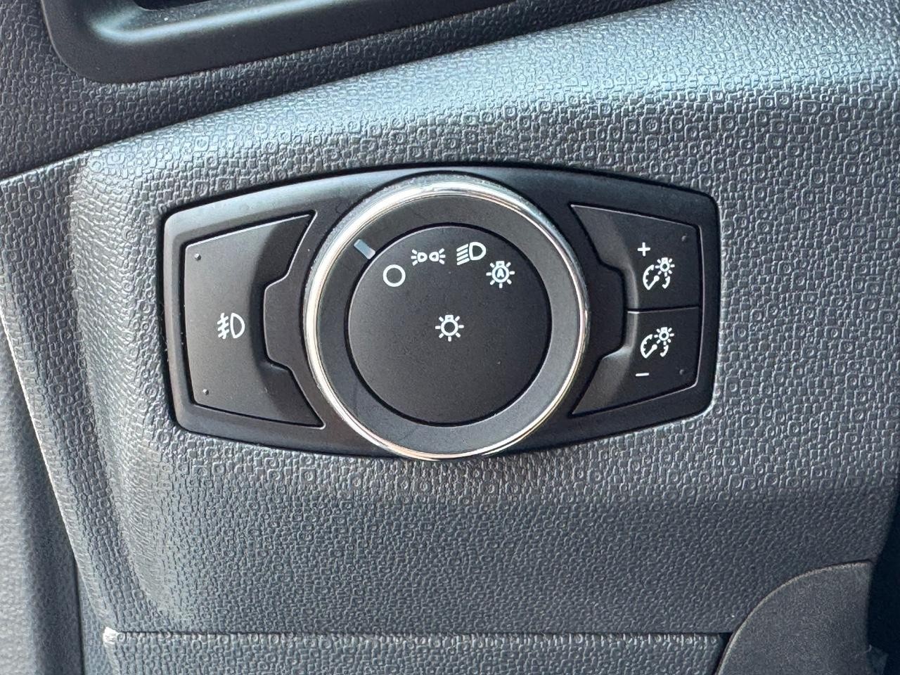 Ford EcoSport Vehicle Full-screen Gallery Image 21