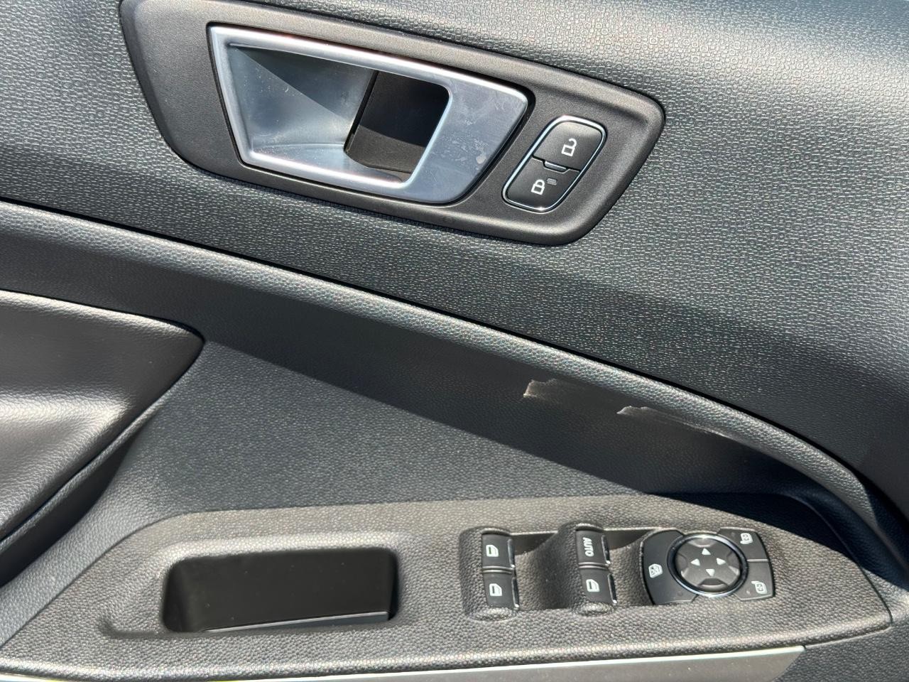 Ford EcoSport Vehicle Full-screen Gallery Image 24