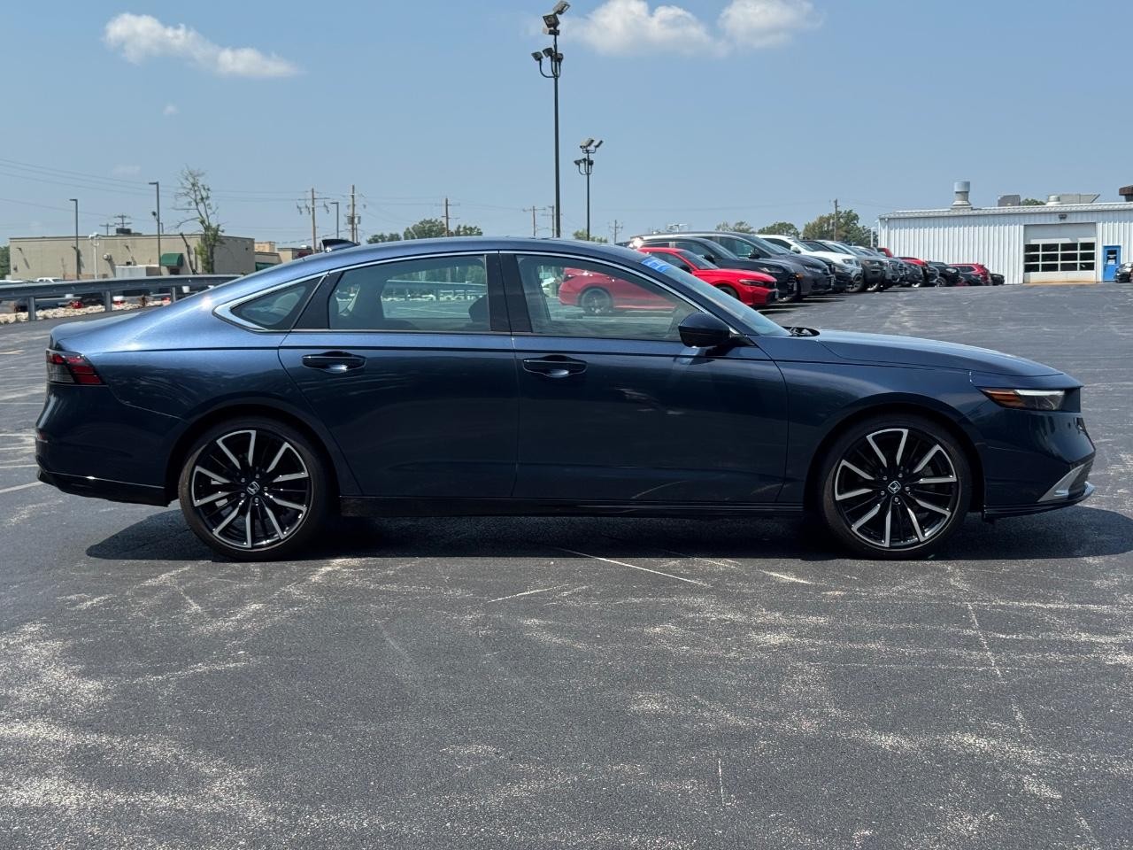 Honda Accord Hybrid Vehicle Full-screen Gallery Image 02