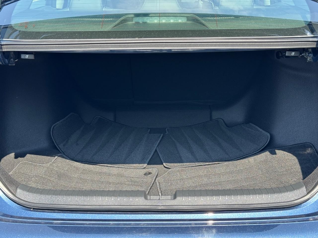 Honda Accord Hybrid Vehicle Full-screen Gallery Image 04