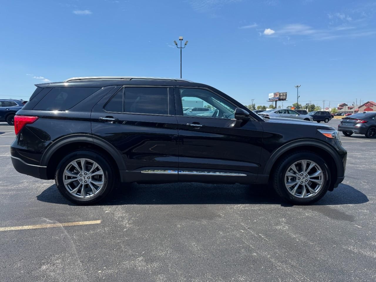 Ford Explorer Vehicle Full-screen Gallery Image 02