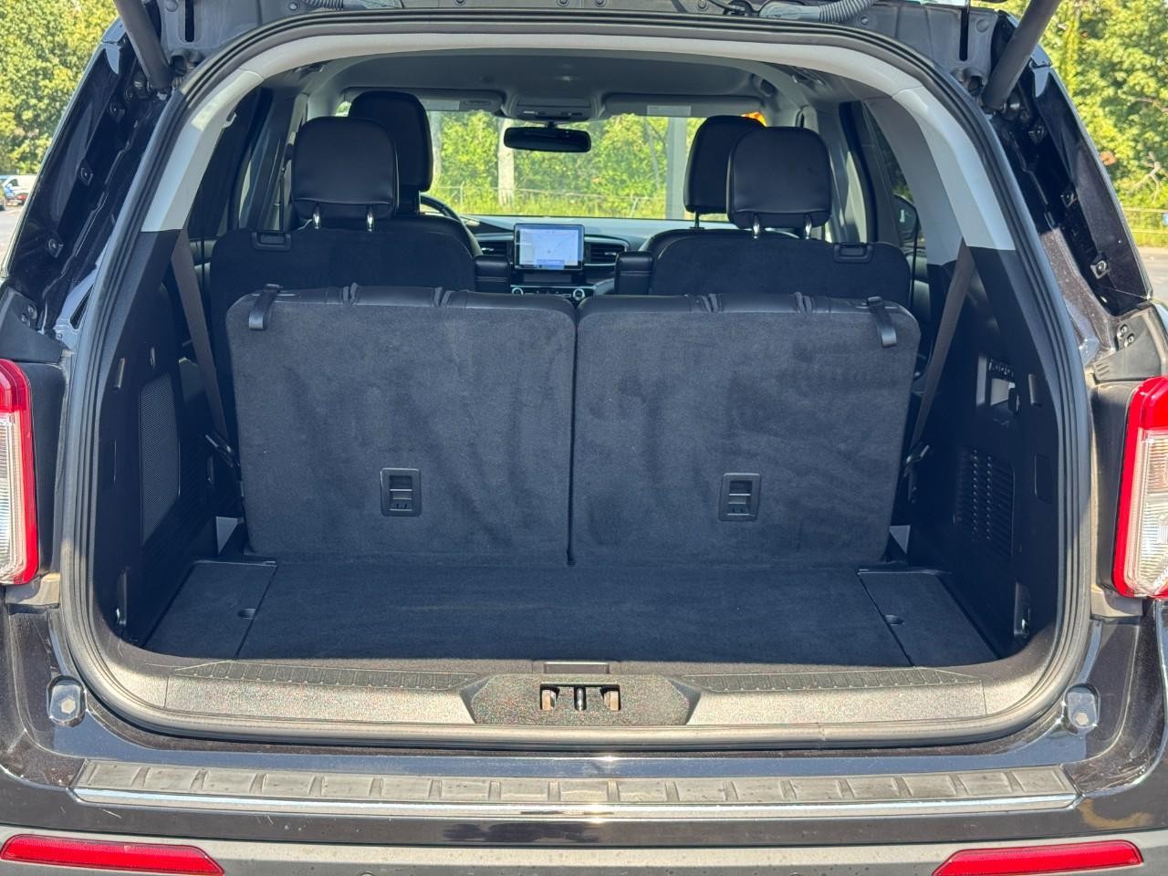 Ford Explorer Vehicle Full-screen Gallery Image 04