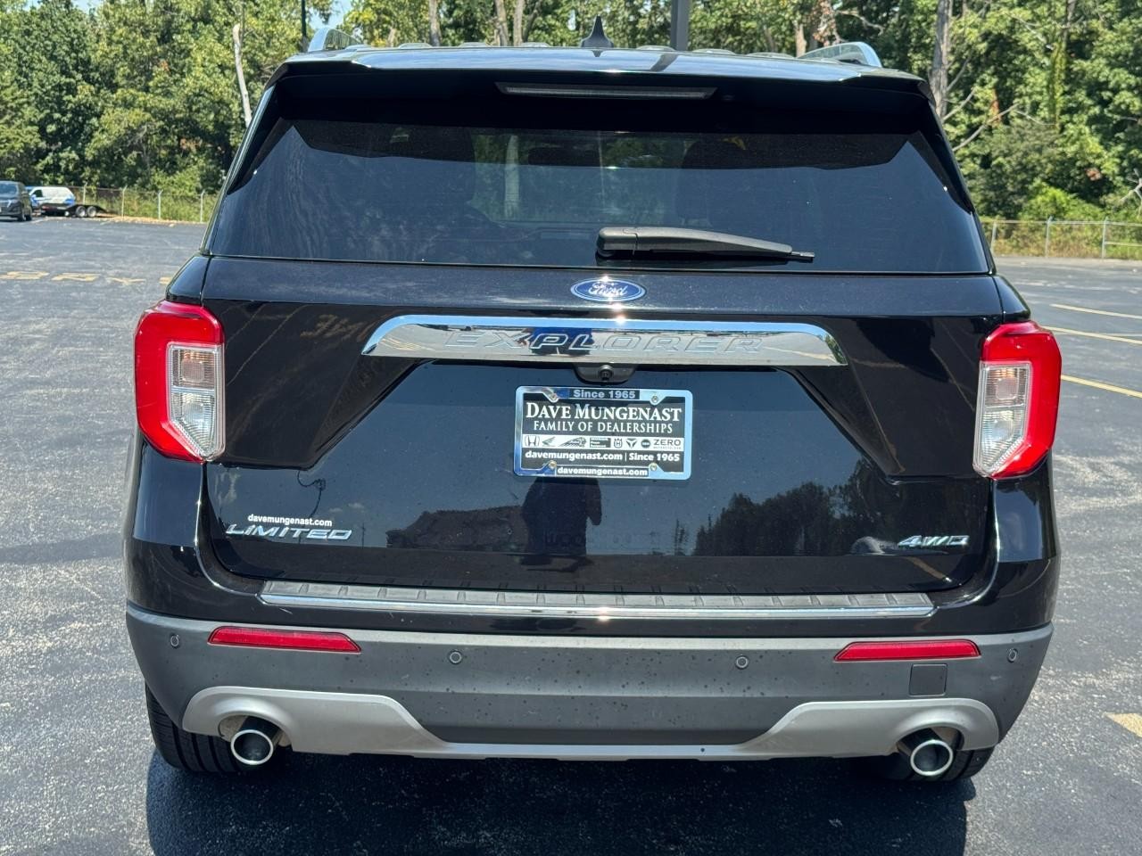 Ford Explorer Vehicle Full-screen Gallery Image 05