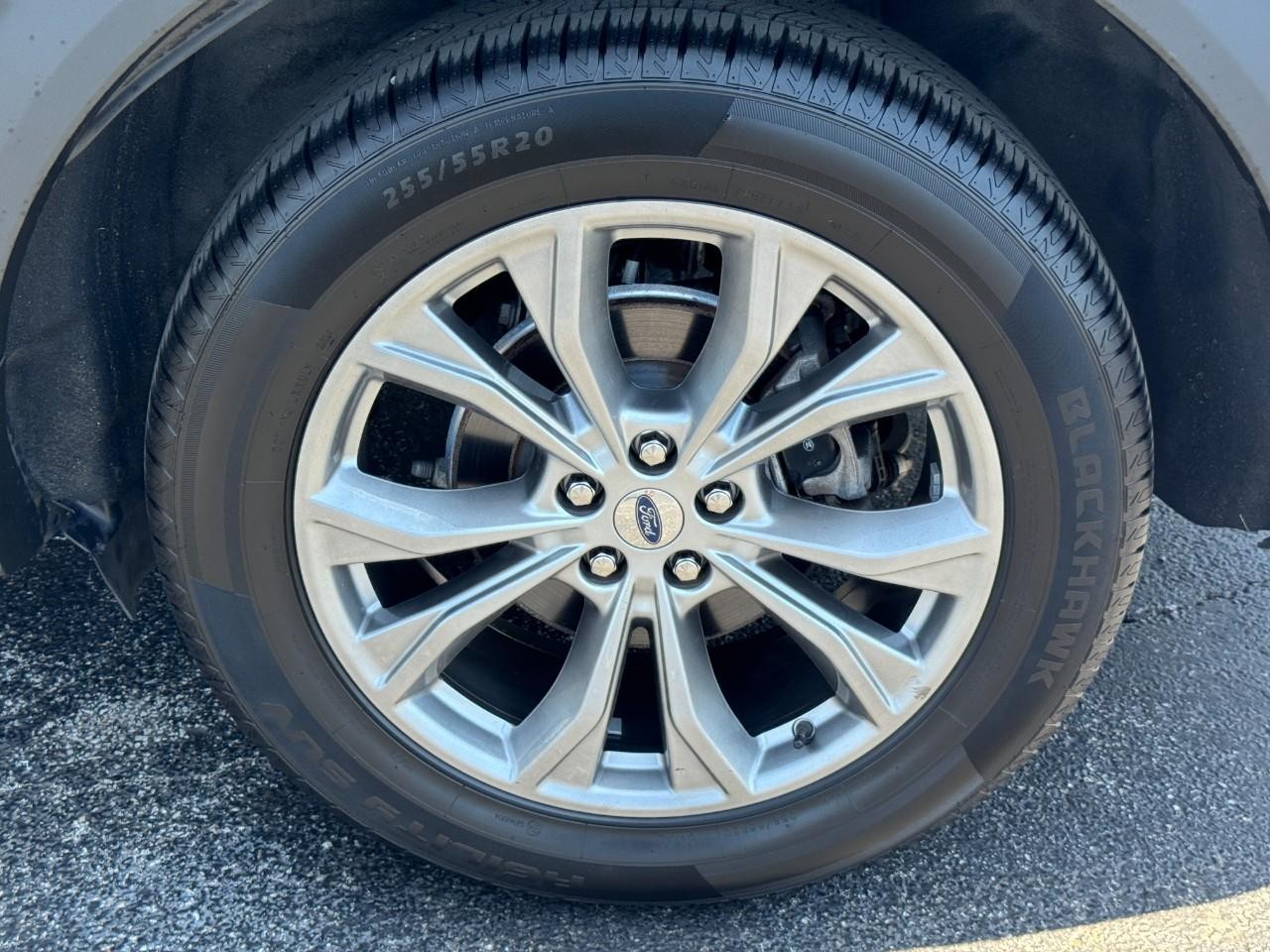 Ford Explorer Vehicle Full-screen Gallery Image 07