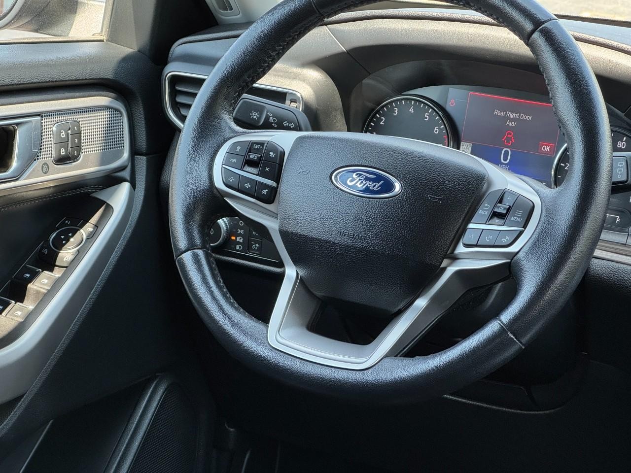 Ford Explorer Vehicle Full-screen Gallery Image 13