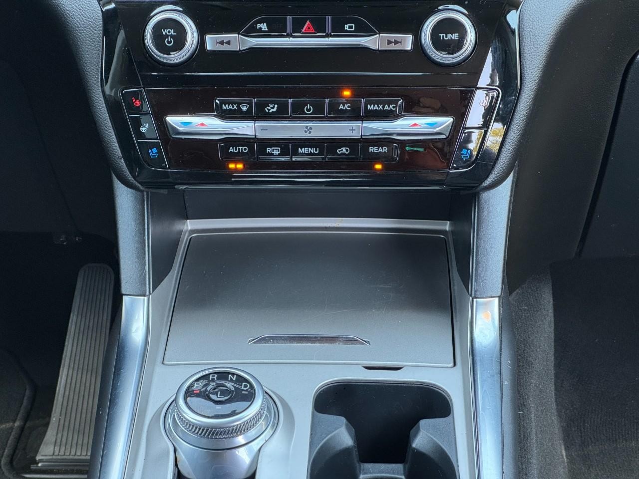 Ford Explorer Vehicle Full-screen Gallery Image 15