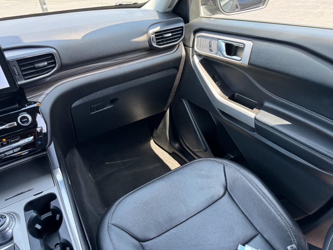 Ford Explorer Vehicle Full-screen Gallery Image 16