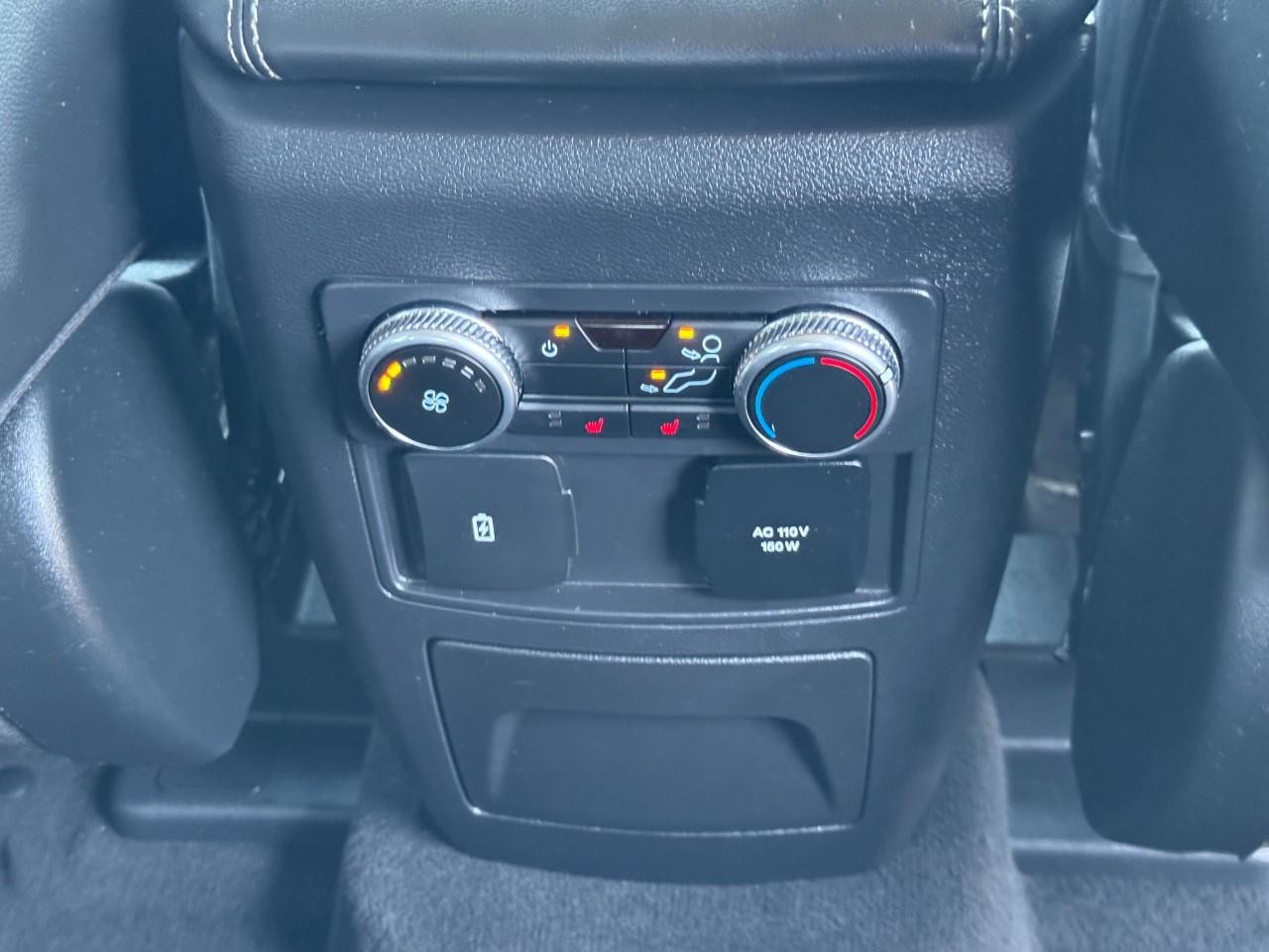 Ford Explorer Vehicle Full-screen Gallery Image 17