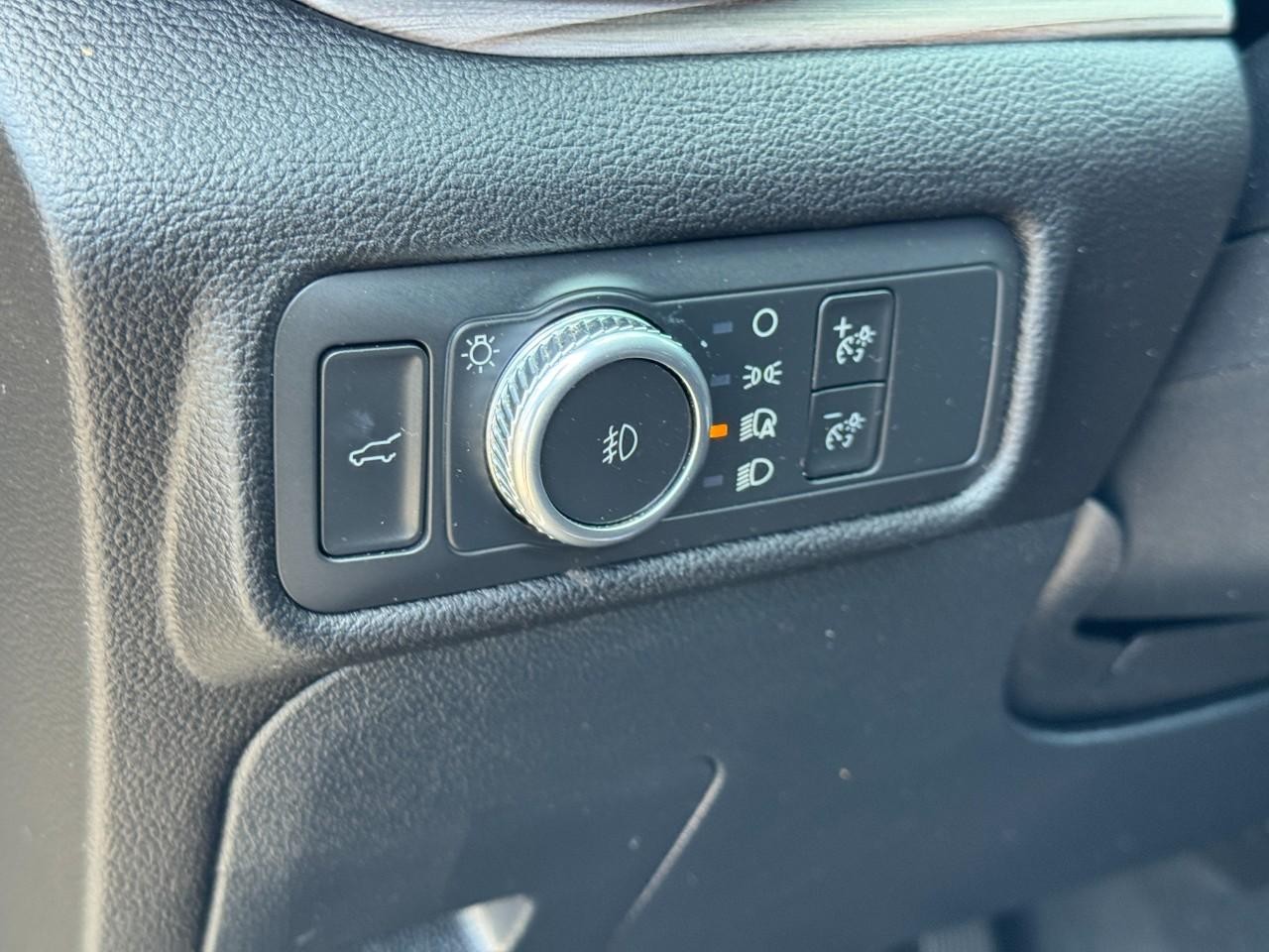 Ford Explorer Vehicle Full-screen Gallery Image 18