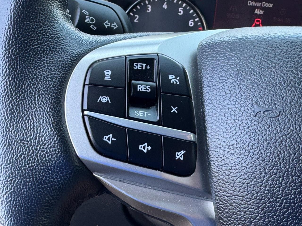 Ford Explorer Vehicle Full-screen Gallery Image 19