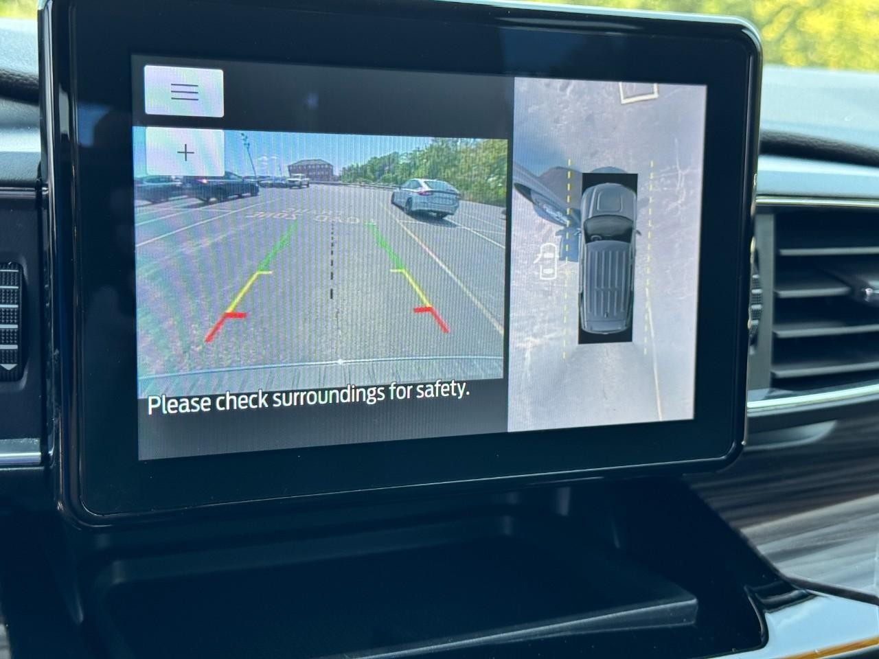 Ford Explorer Vehicle Full-screen Gallery Image 23