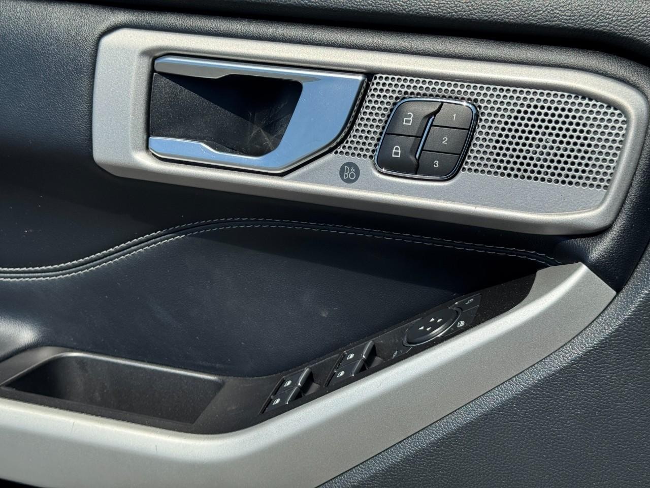 Ford Explorer Vehicle Full-screen Gallery Image 26