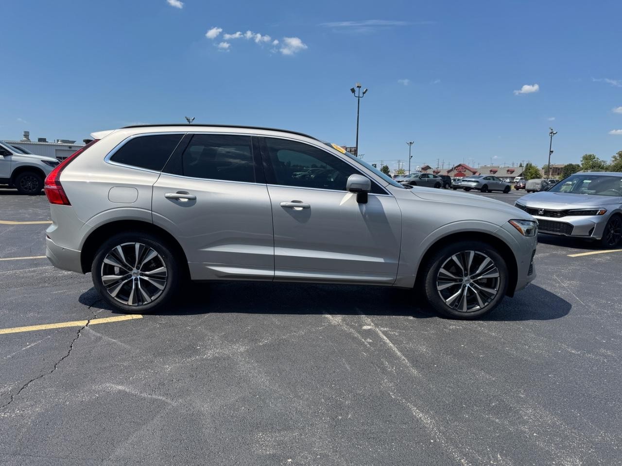 Volvo XC60 Vehicle Full-screen Gallery Image 02