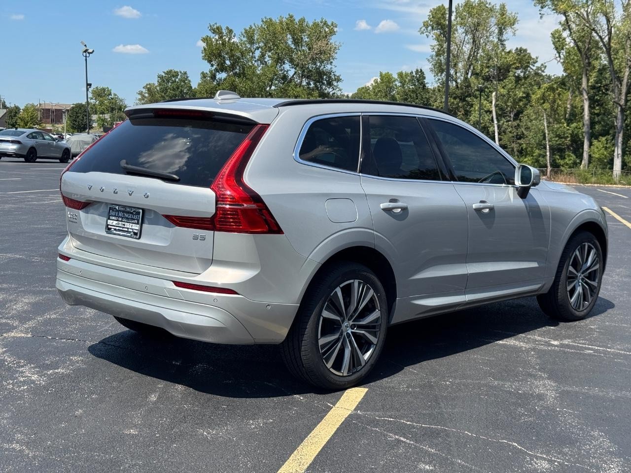 Volvo XC60 Vehicle Full-screen Gallery Image 03