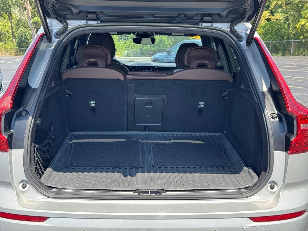 Volvo XC60 Vehicle Full-screen Gallery Image 04