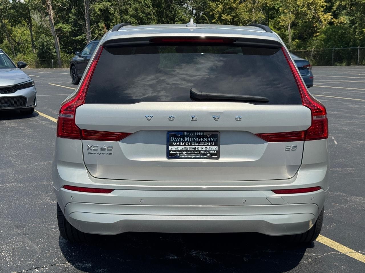 Volvo XC60 Vehicle Full-screen Gallery Image 05