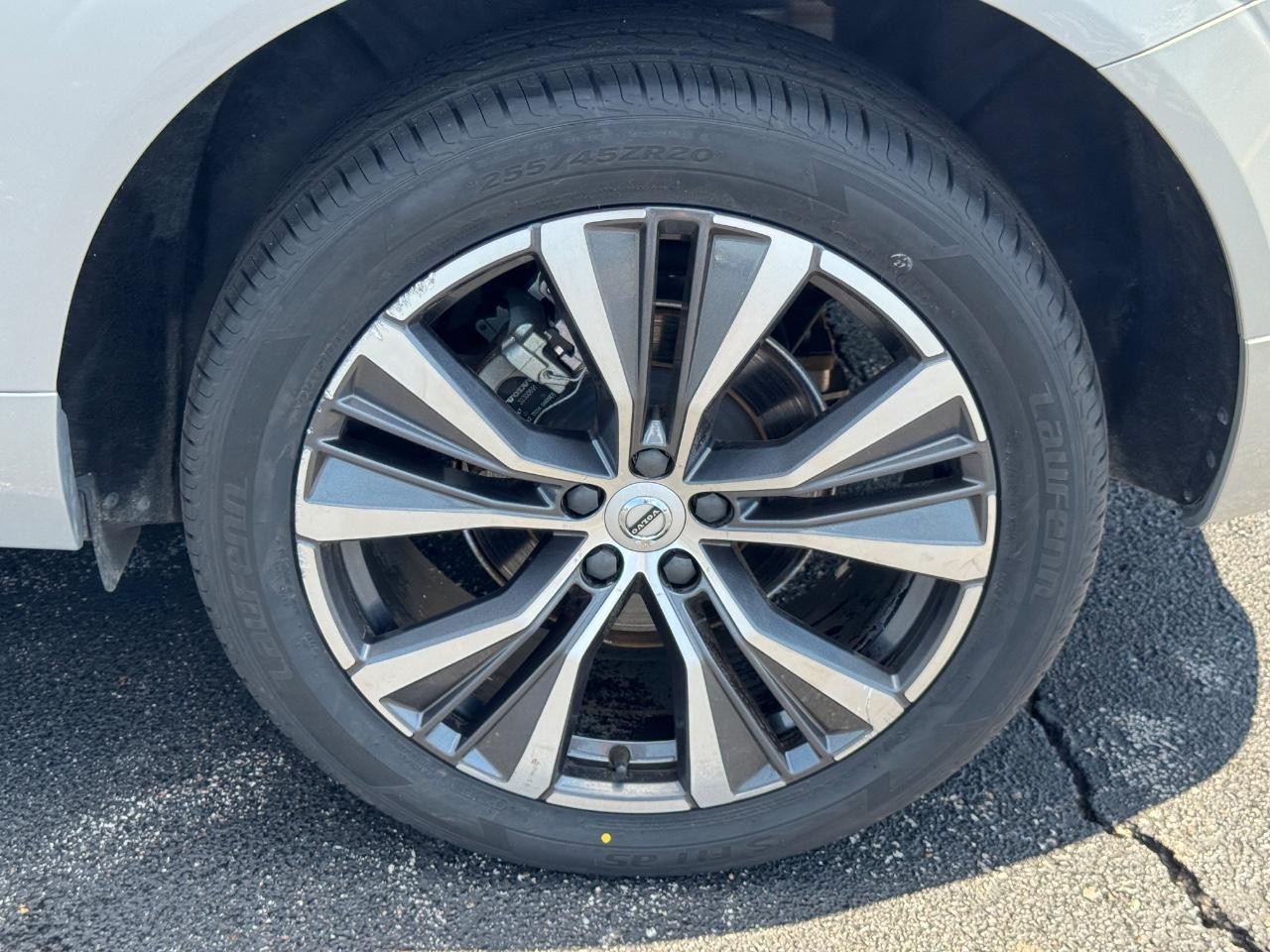 Volvo XC60 Vehicle Full-screen Gallery Image 07