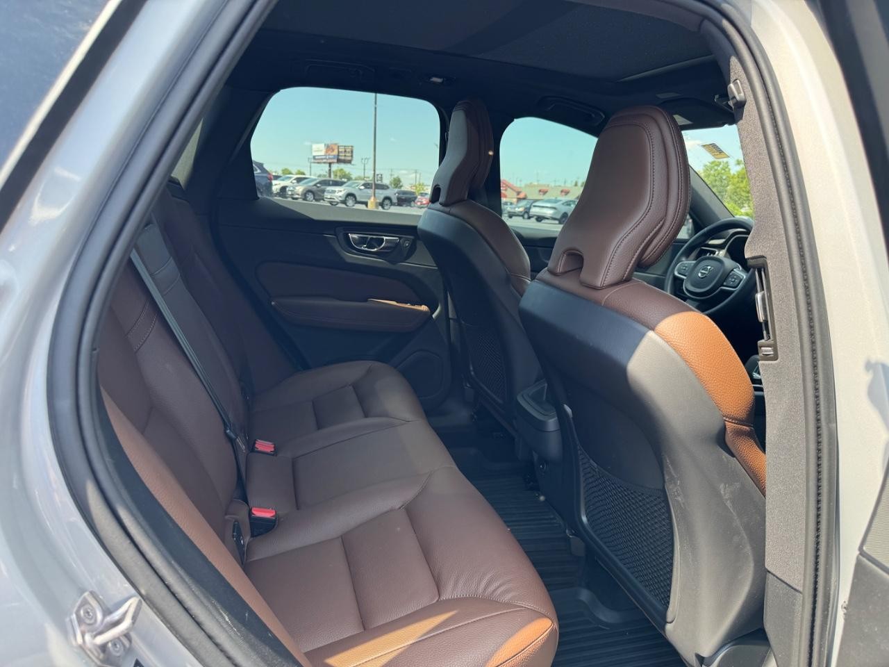 Volvo XC60 Vehicle Full-screen Gallery Image 10