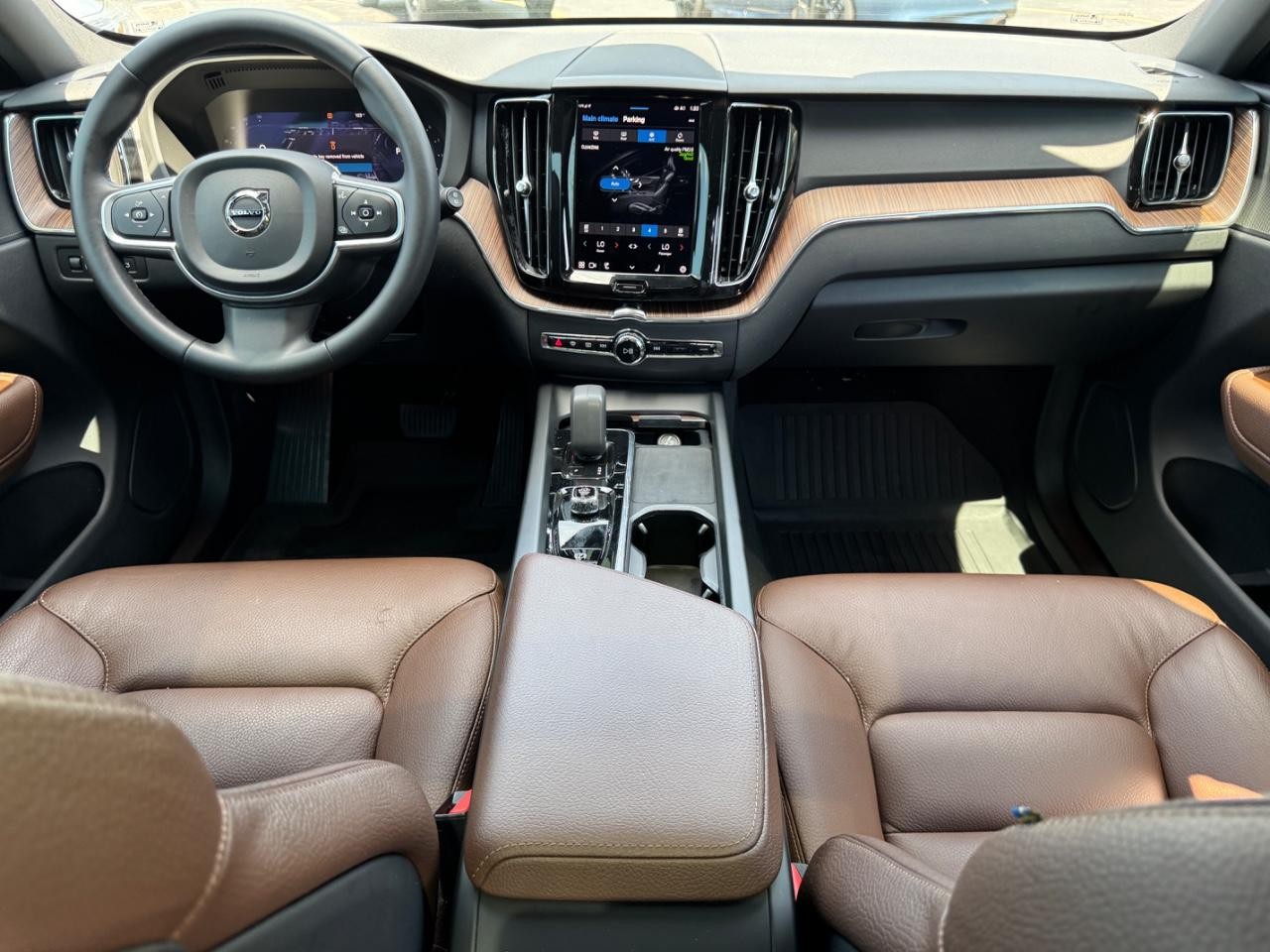 Volvo XC60 Vehicle Full-screen Gallery Image 11