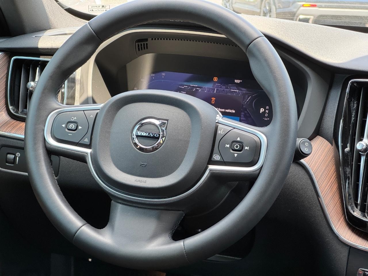 Volvo XC60 Vehicle Full-screen Gallery Image 12