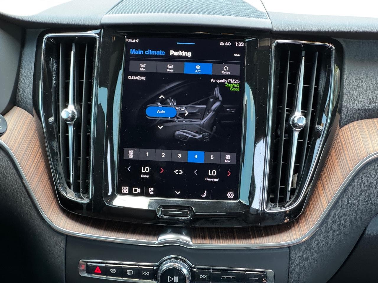 Volvo XC60 Vehicle Full-screen Gallery Image 13