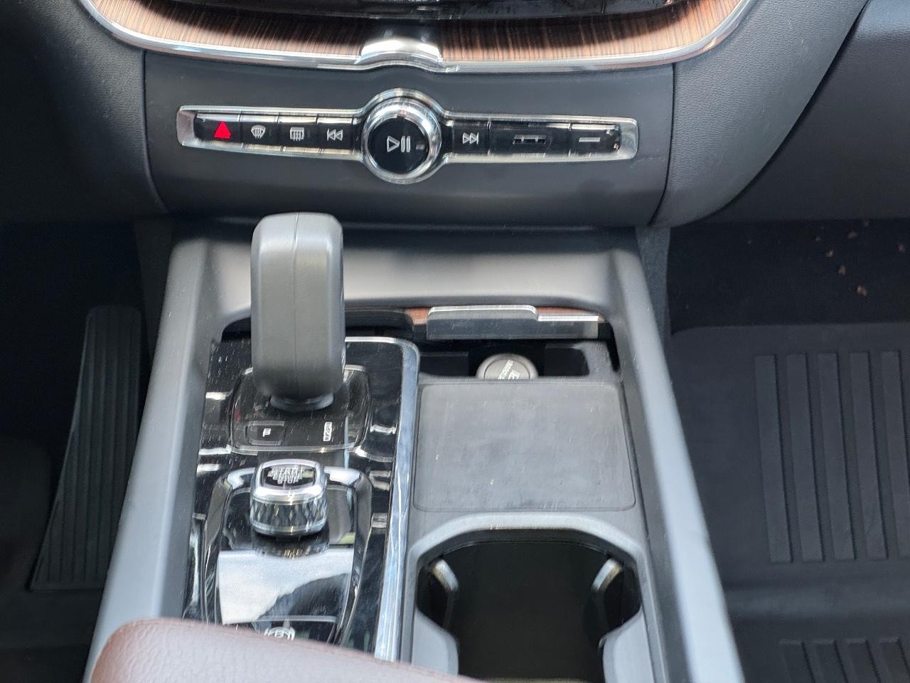 Volvo XC60 Vehicle Full-screen Gallery Image 14