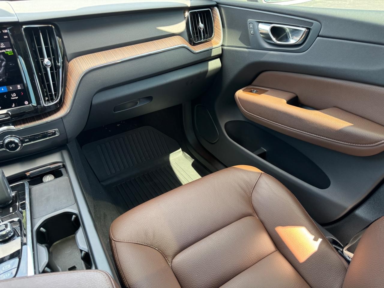 Volvo XC60 Vehicle Full-screen Gallery Image 15