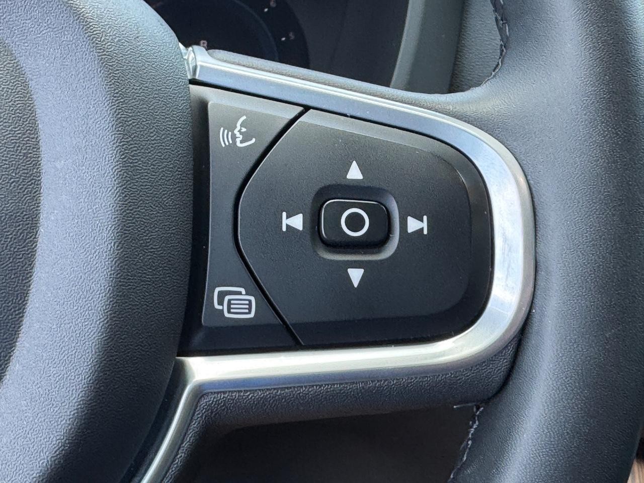 Volvo XC60 Vehicle Full-screen Gallery Image 17