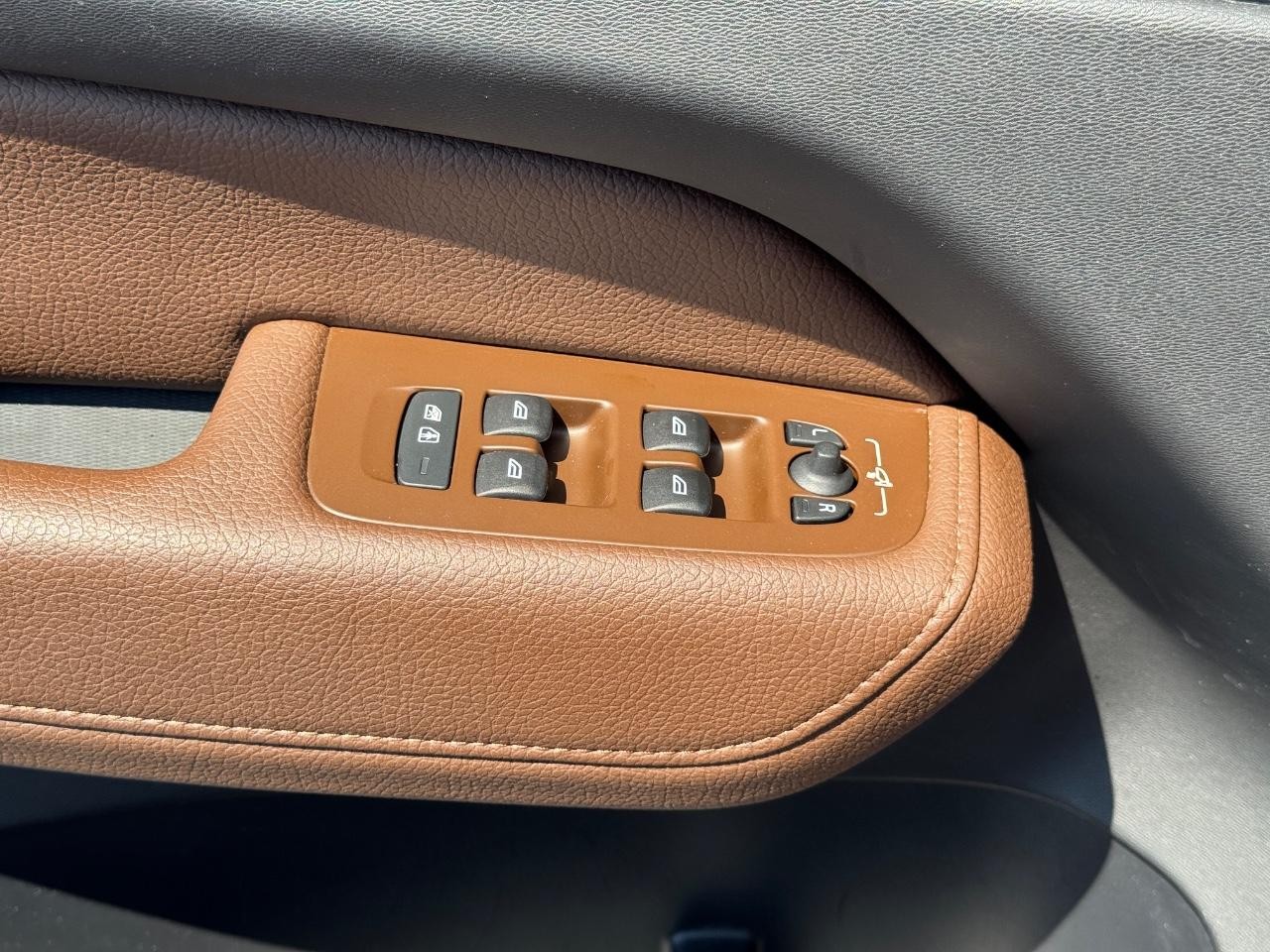 Volvo XC60 Vehicle Full-screen Gallery Image 21