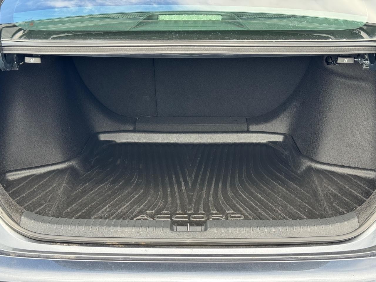 Honda Accord Sedan Vehicle Full-screen Gallery Image 04