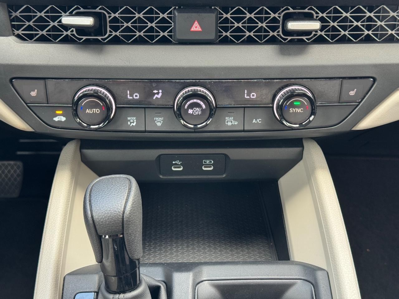 Honda Accord Sedan Vehicle Full-screen Gallery Image 14