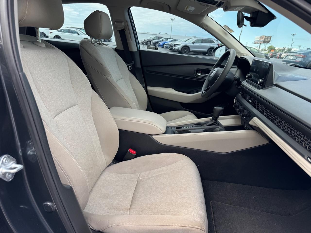 Honda Accord Sedan Vehicle Full-screen Gallery Image 16