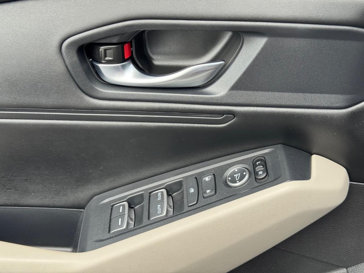 Honda Accord Sedan Vehicle Full-screen Gallery Image 23