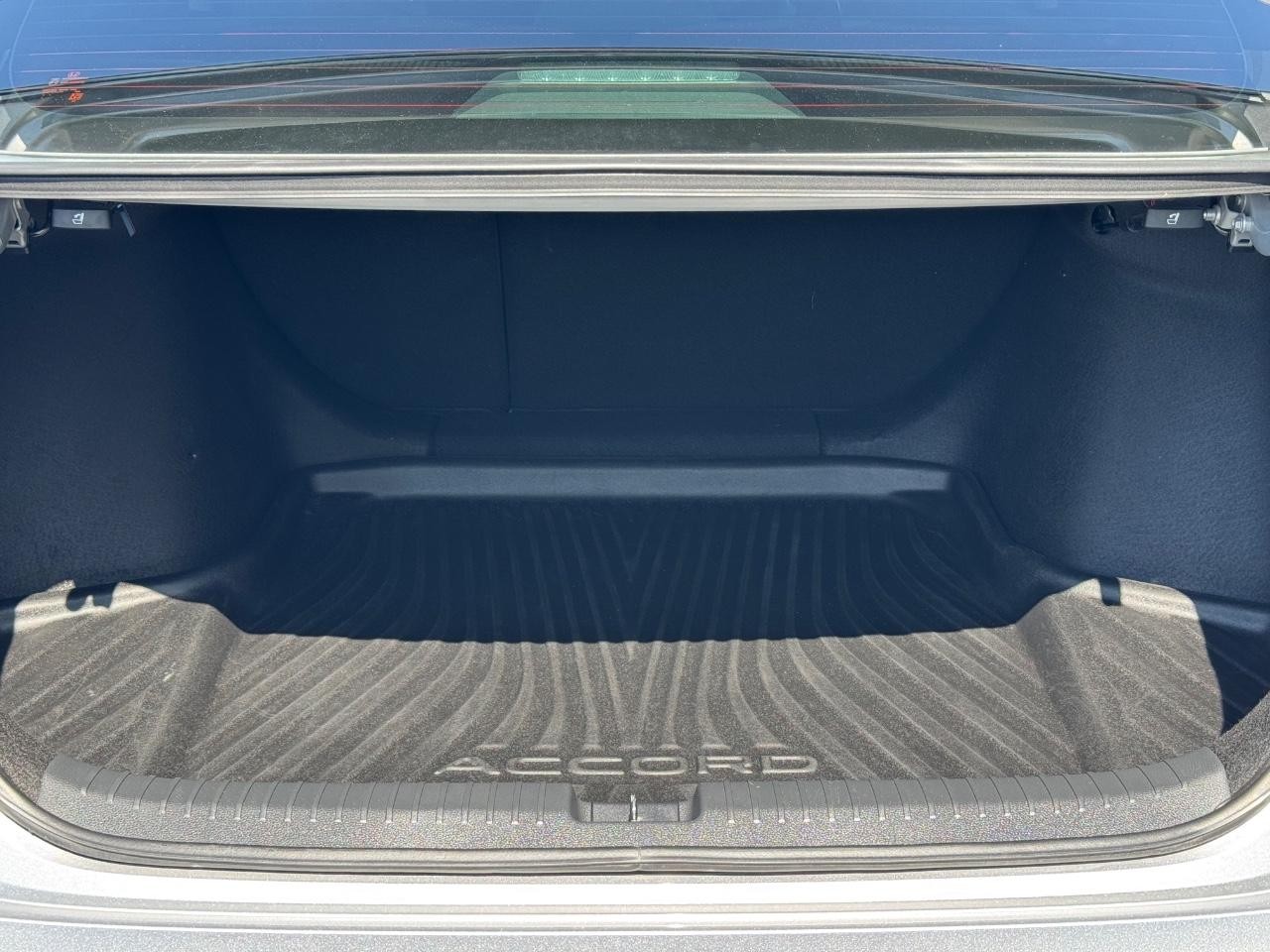 Honda Accord Sedan Vehicle Full-screen Gallery Image 04