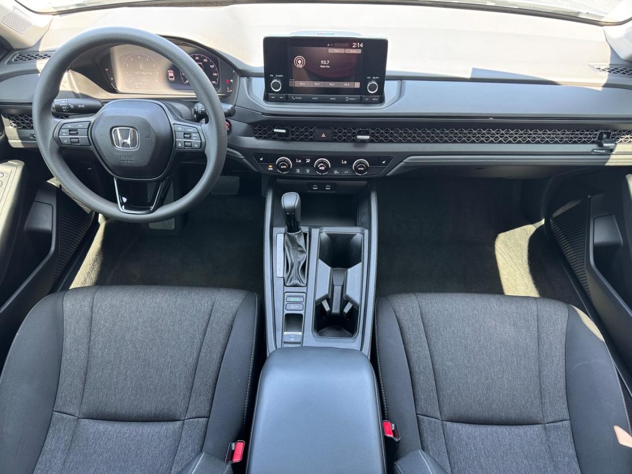 Honda Accord Sedan Vehicle Full-screen Gallery Image 11