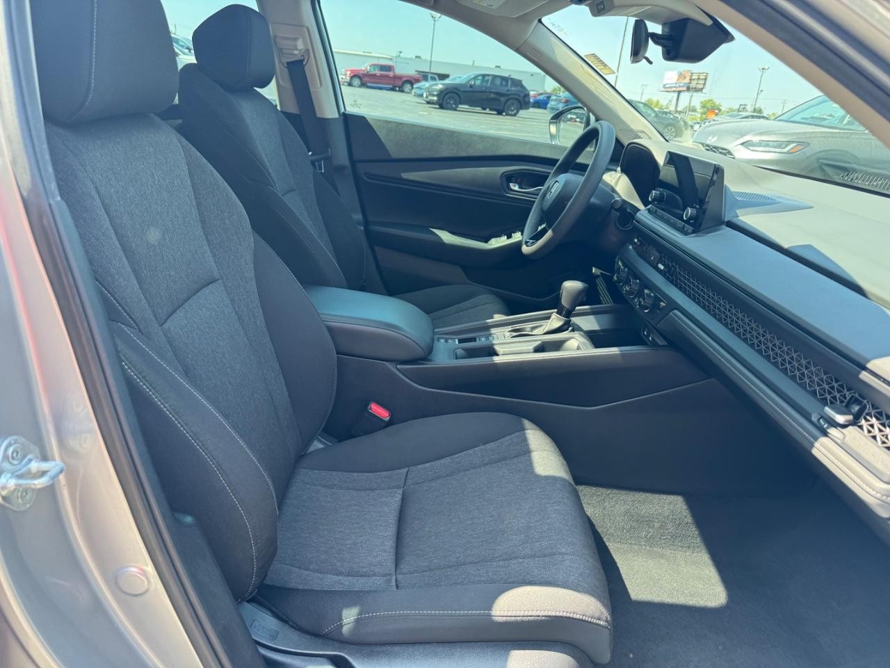 Honda Accord Sedan Vehicle Full-screen Gallery Image 17