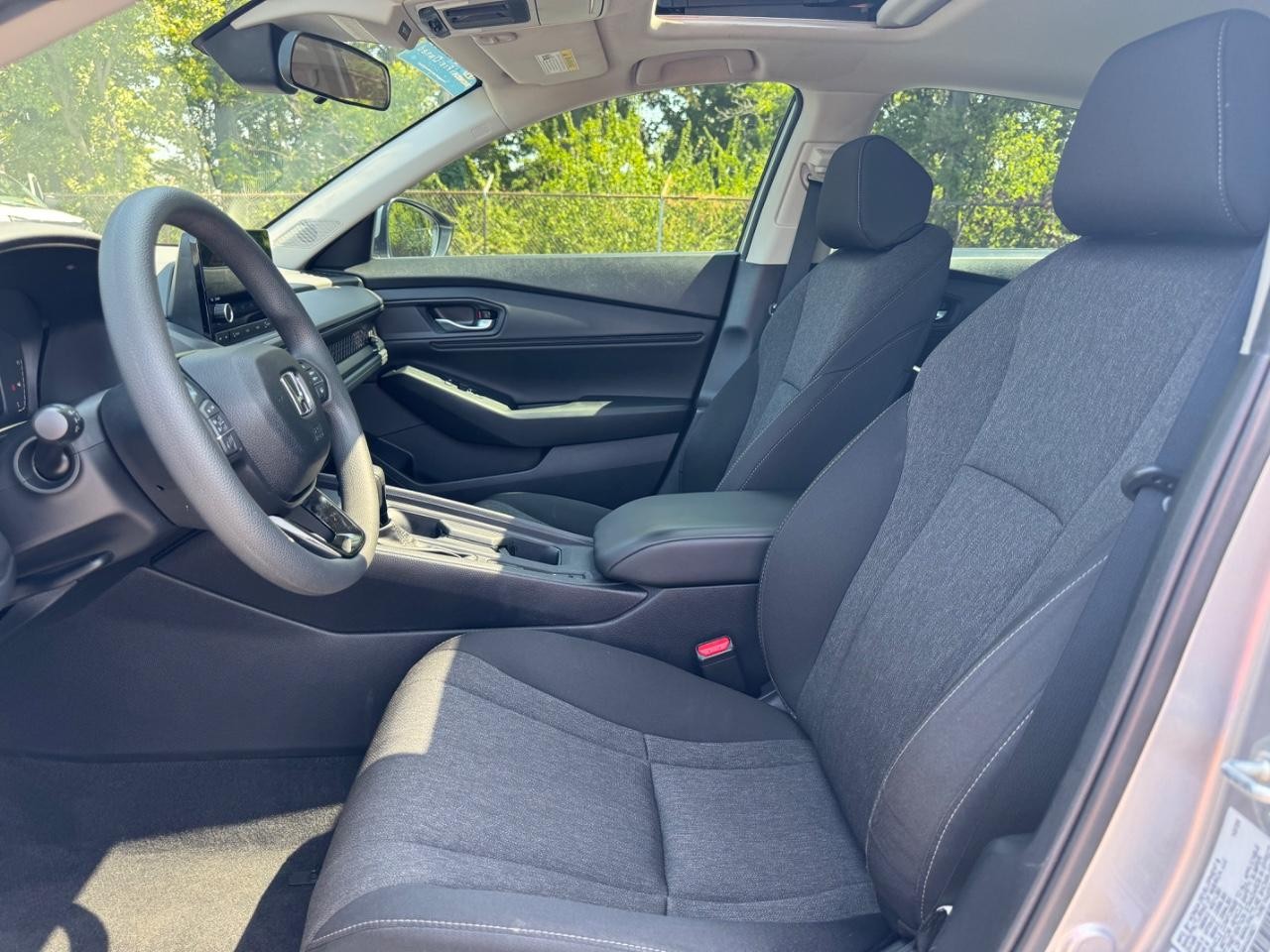 Honda Accord Sedan Vehicle Full-screen Gallery Image 18