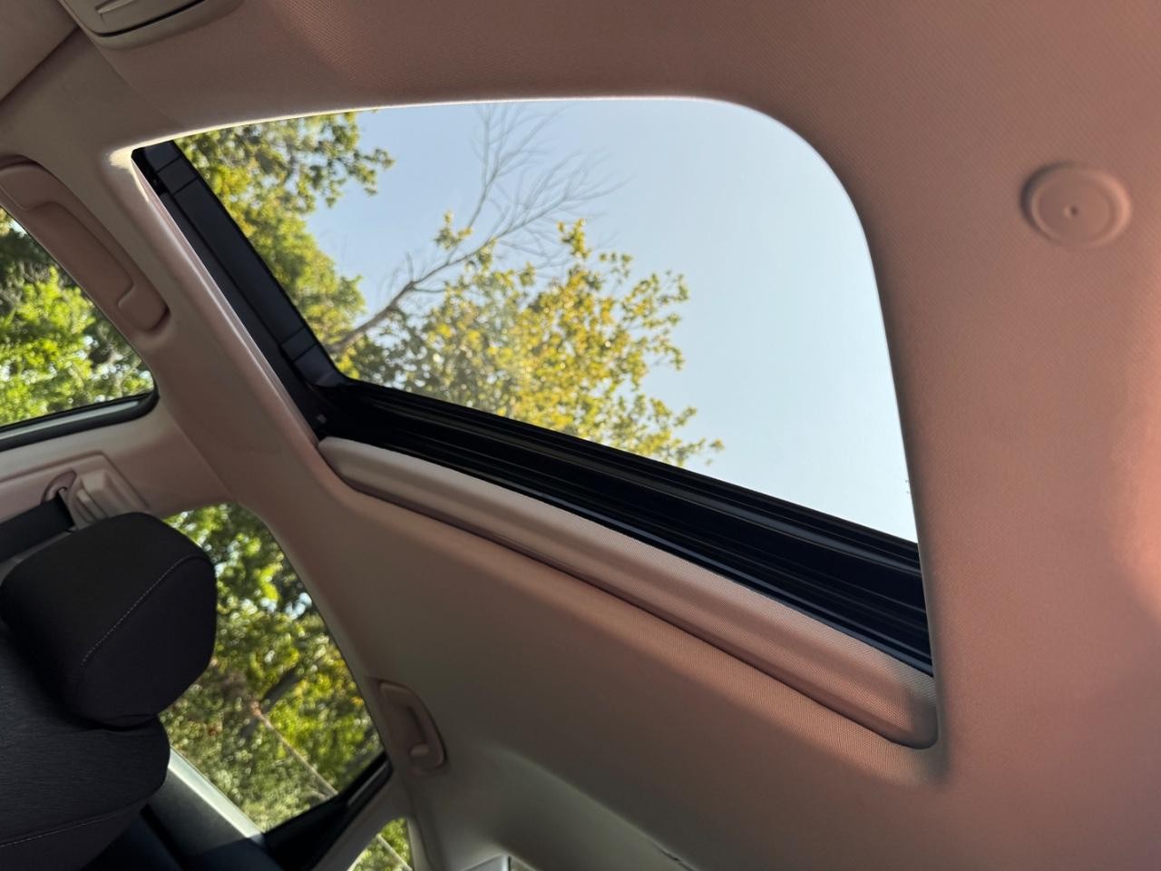 Honda Accord Sedan Vehicle Full-screen Gallery Image 19