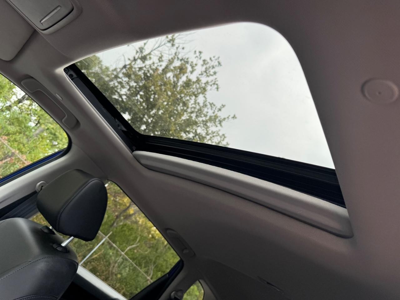 Honda CR-V Vehicle Full-screen Gallery Image 19