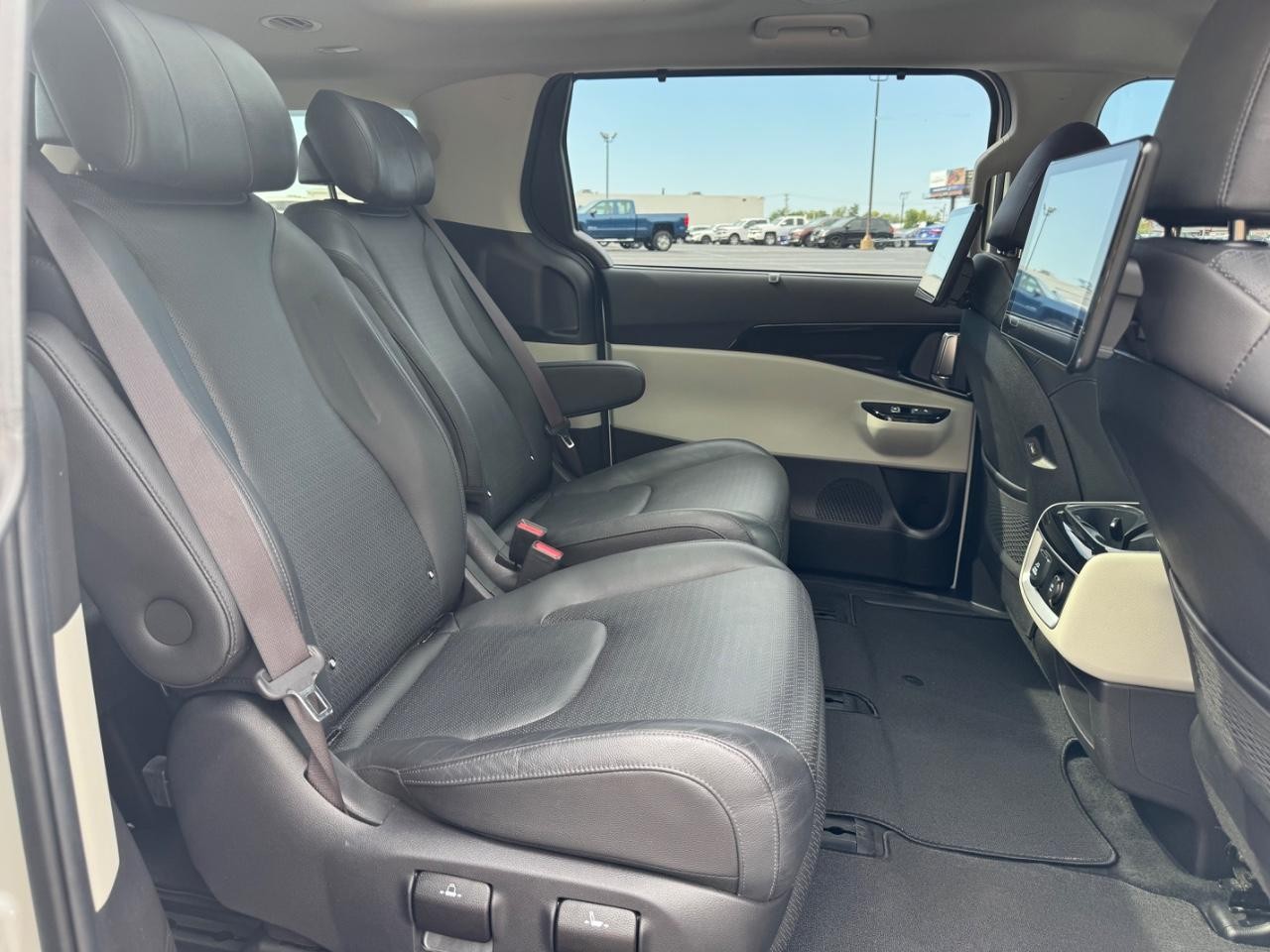 Kia Carnival Vehicle Full-screen Gallery Image 10